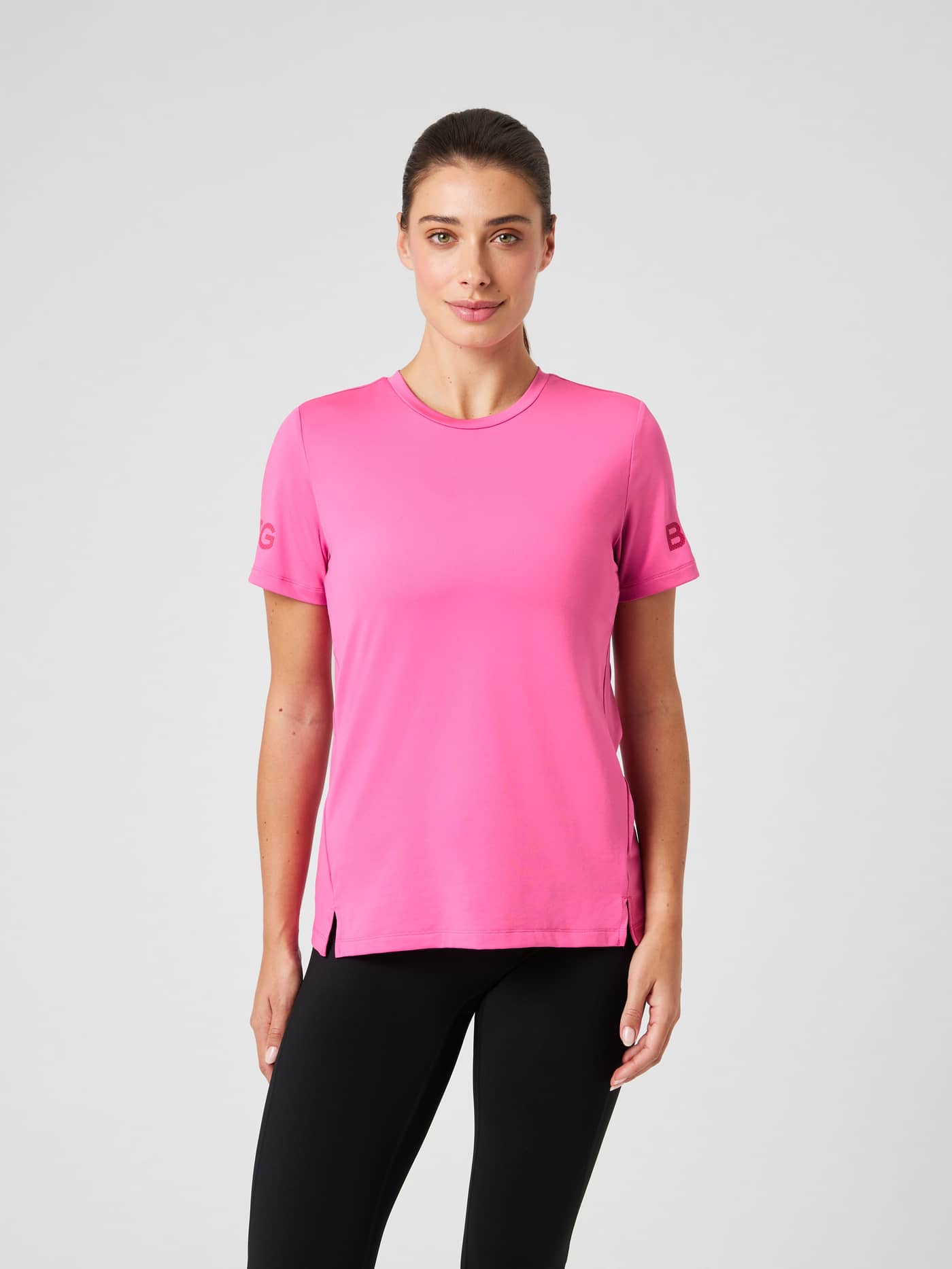 Borg T-shirt in Ibis Rose (Roze) met een stijlvolle pasvorm voor training, getoond in een volledig vooraanzicht. - Image 1