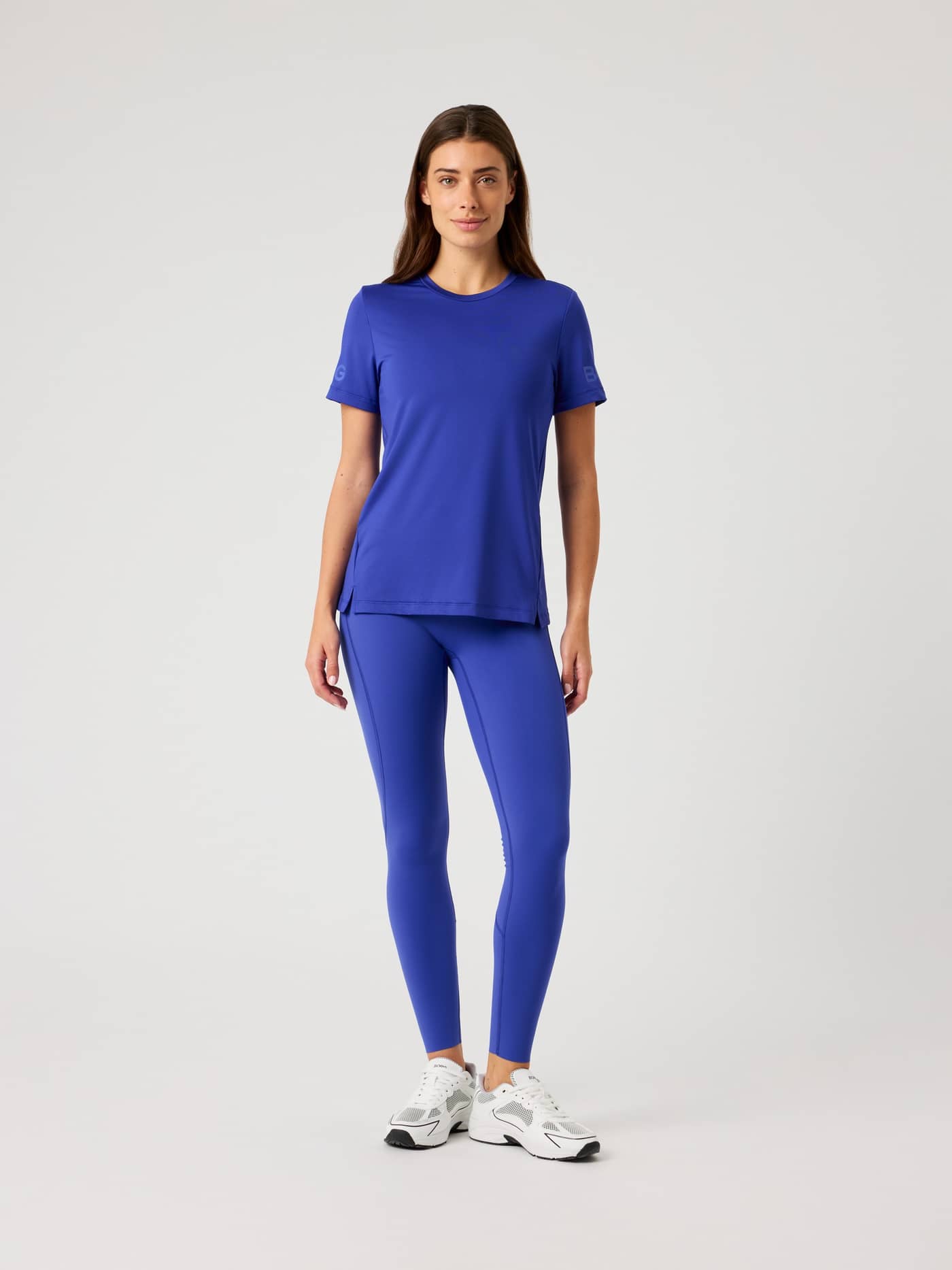 Vista de cuerpo entero de mujer con la Borg T-Shirt en Clematis Blue (Azul) de entrenamiento, ajuste regular y logos tonales. - Image 3