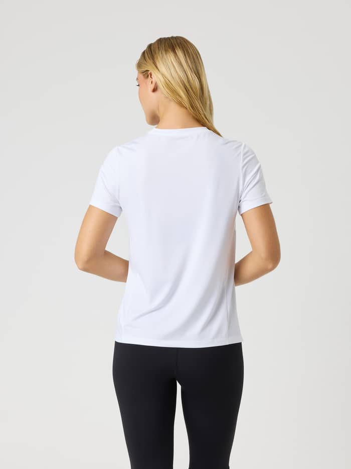 Achteraanzicht van het Borg T-Shirt in Brilliant White (Wit), een dames trainings- en tennistop met een normale pasvorm. - Image 2