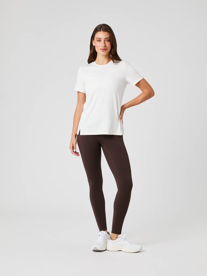 Borg T-Shirt in Tofu (Wit) met een stijlvolle pasvorm voor training, gestyled met bruine leggings en witte sneakers. - Image 3
