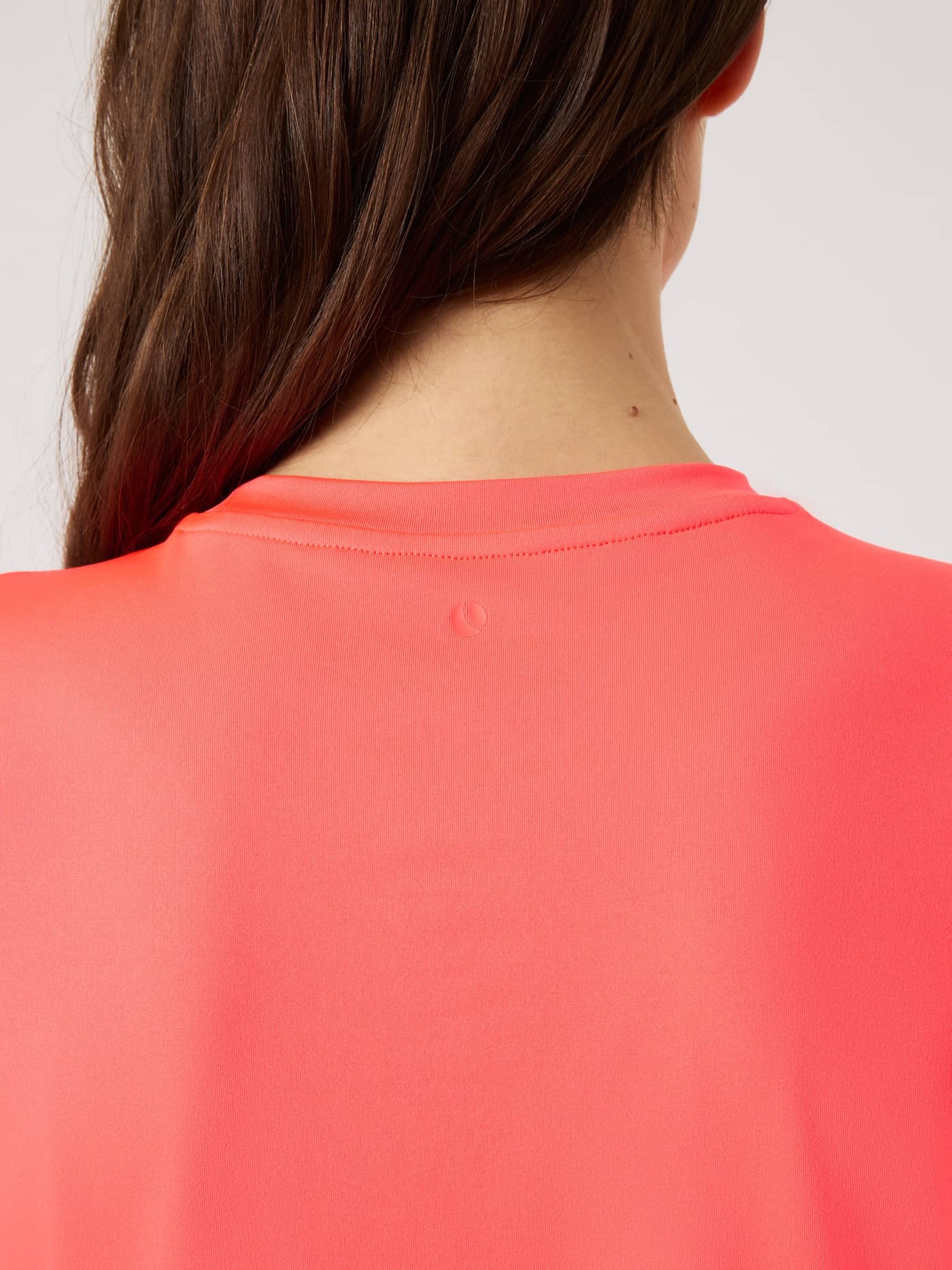 Detailed back view of the women's regular fit Borg T-Shirt in Diva Pink (Pink), featuring a tonal logo and training fabric. - Image 4