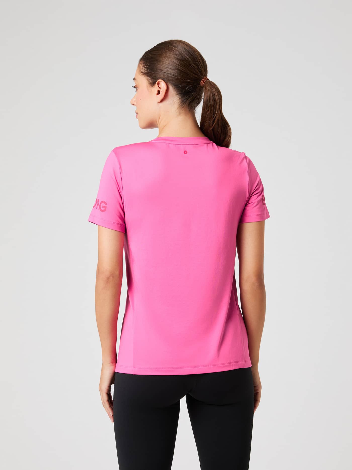 Borg T-Shirt i Ibis Rose (Rosa) för dam sedd bakifrån, en stretchig träningströja med snygg passform och logotyper. - Image 2