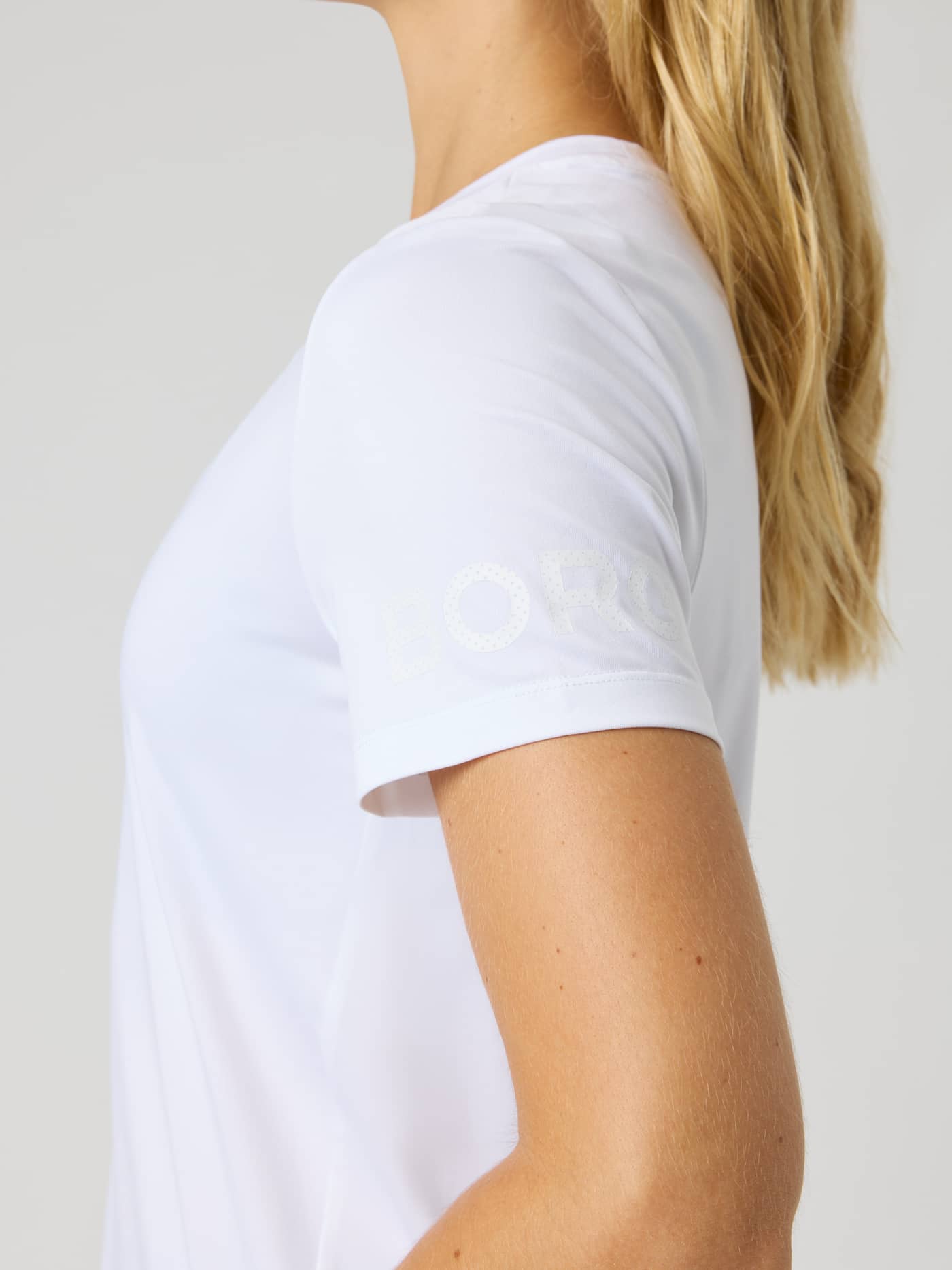 Side view of the Borg T-Shirt in Brilliant White (White) with a tonal white sleeve logo for training or tennis. - Image 4
