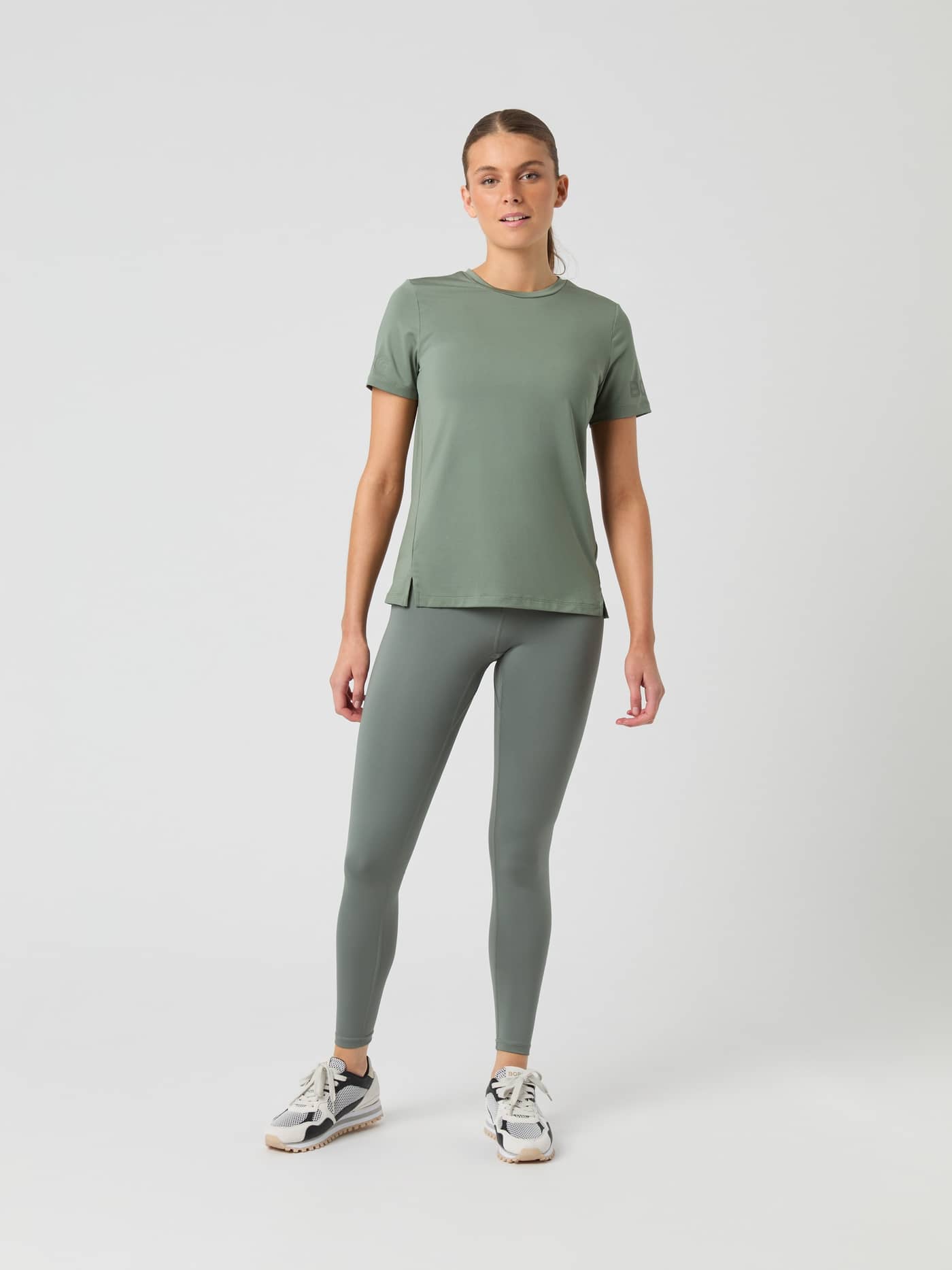 Borg T-shirt i Agave Green (Grön) för dam sedd framifrån i helfigur, ett stretchigt val för träning. - Image 4