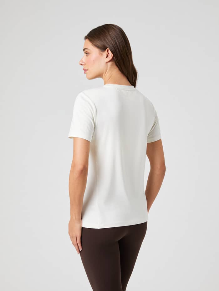 Borg T-Shirt in Tofu (Wit) met een normale pasvorm voor dames, getoond in achteraanzicht voor training en stijl. - Image 2