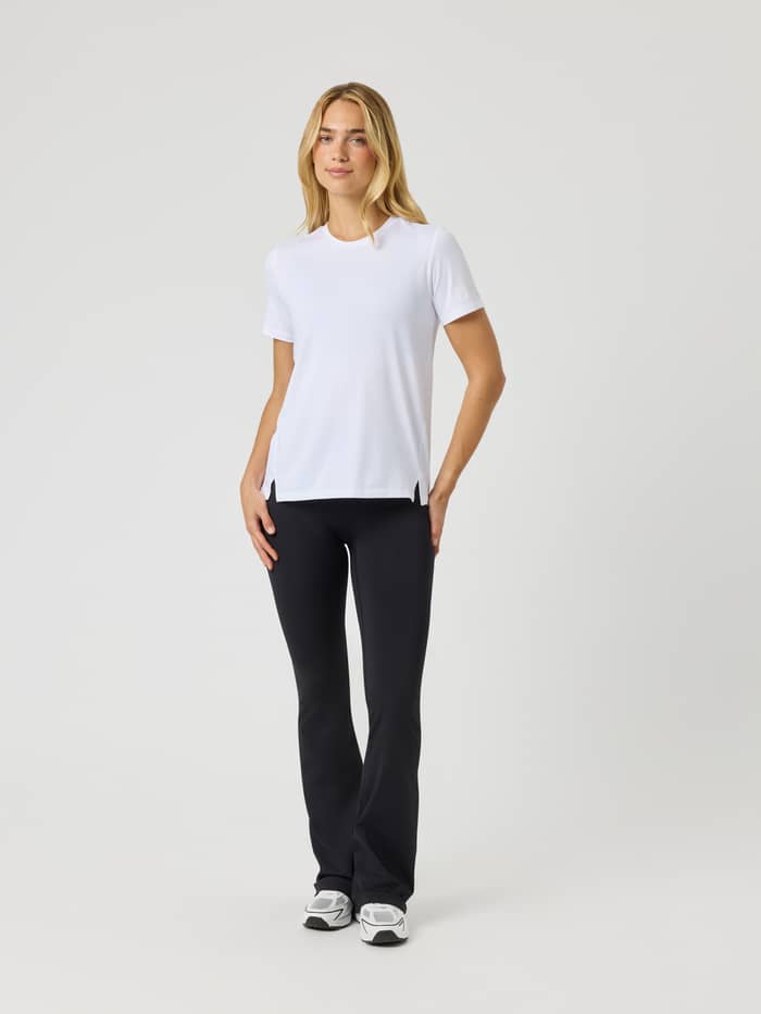 Vooraanzicht van het Borg T-Shirt in Brilliant White (Wit), een trainingstop voor tennis met witte logo's. - Image 3