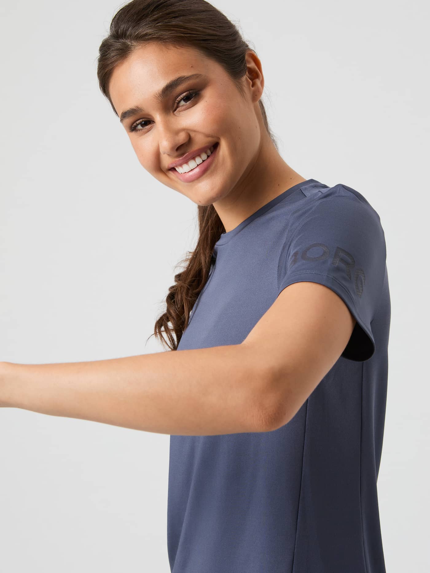 Close-up of a model wearing the Björn Borg Borg T-Shirt in Odyssey Gray, highlighting the logo detail on the sleeve. - Image 4