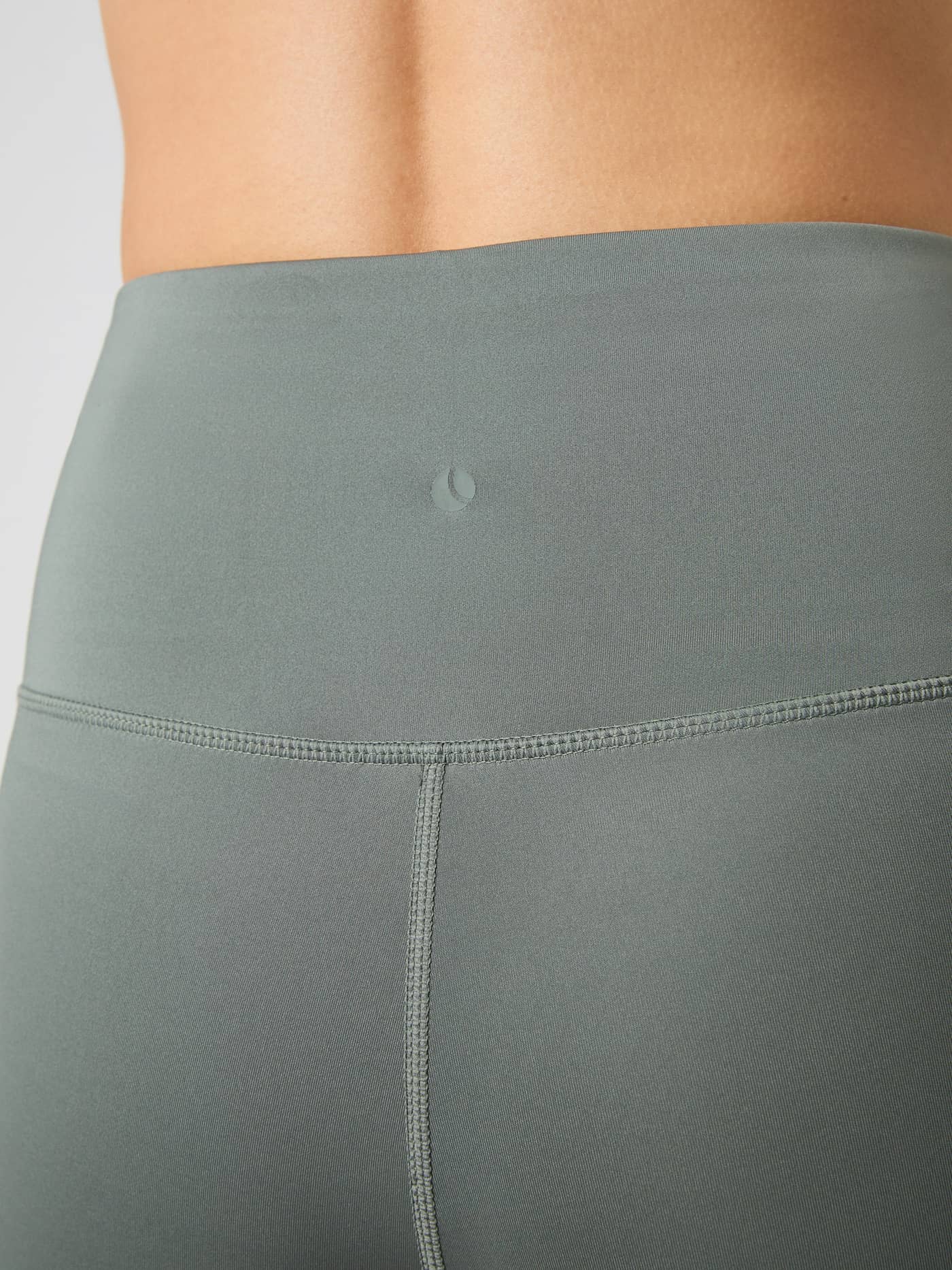 Achteraanzicht van de high-waist Borg Logo Tights in Agave Green (Groen) met een tonal logo voor training. - Image 5