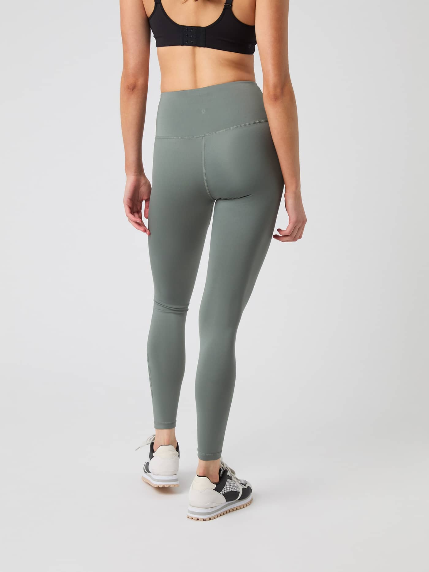 Achteraanzicht van de Borg Logo Tights in Agave Green (Groen) met een slim fit en hoge taille voor training. - Image 3