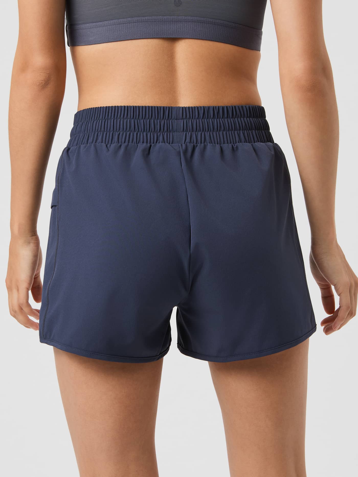 Vue de dos d'un mannequin portant le Borg Loose Shorts en Odyssey Gray (Gris) pour l'entraînement. - Image 3