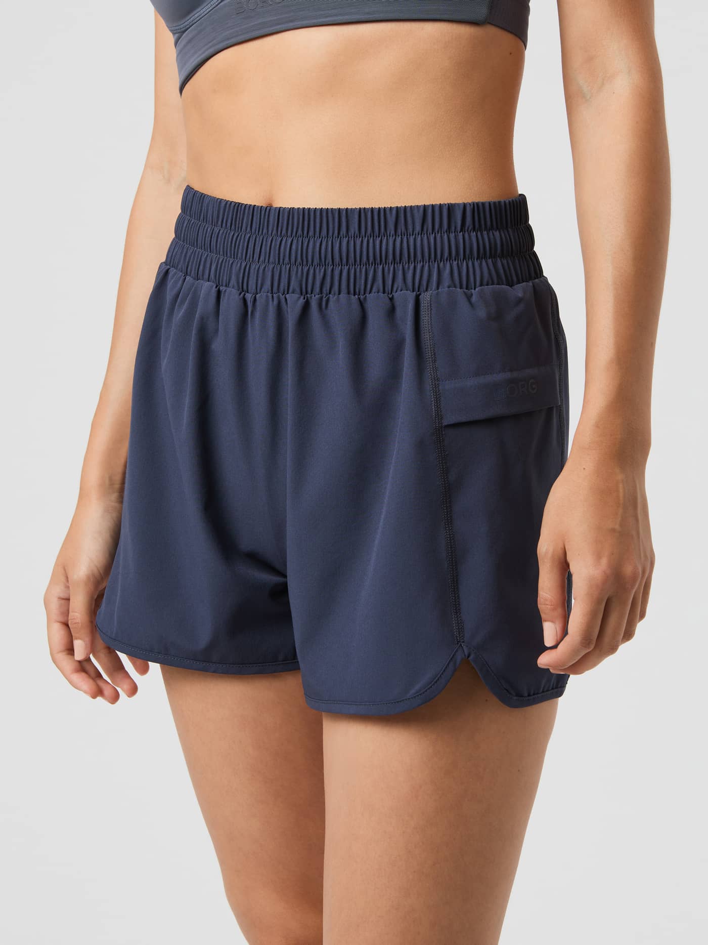 Vue de face du Borg Loose Shorts pour femme en Odyssey Gray (Gris), coupe ample et fentes rétro pour l'entraînement. - Image 2