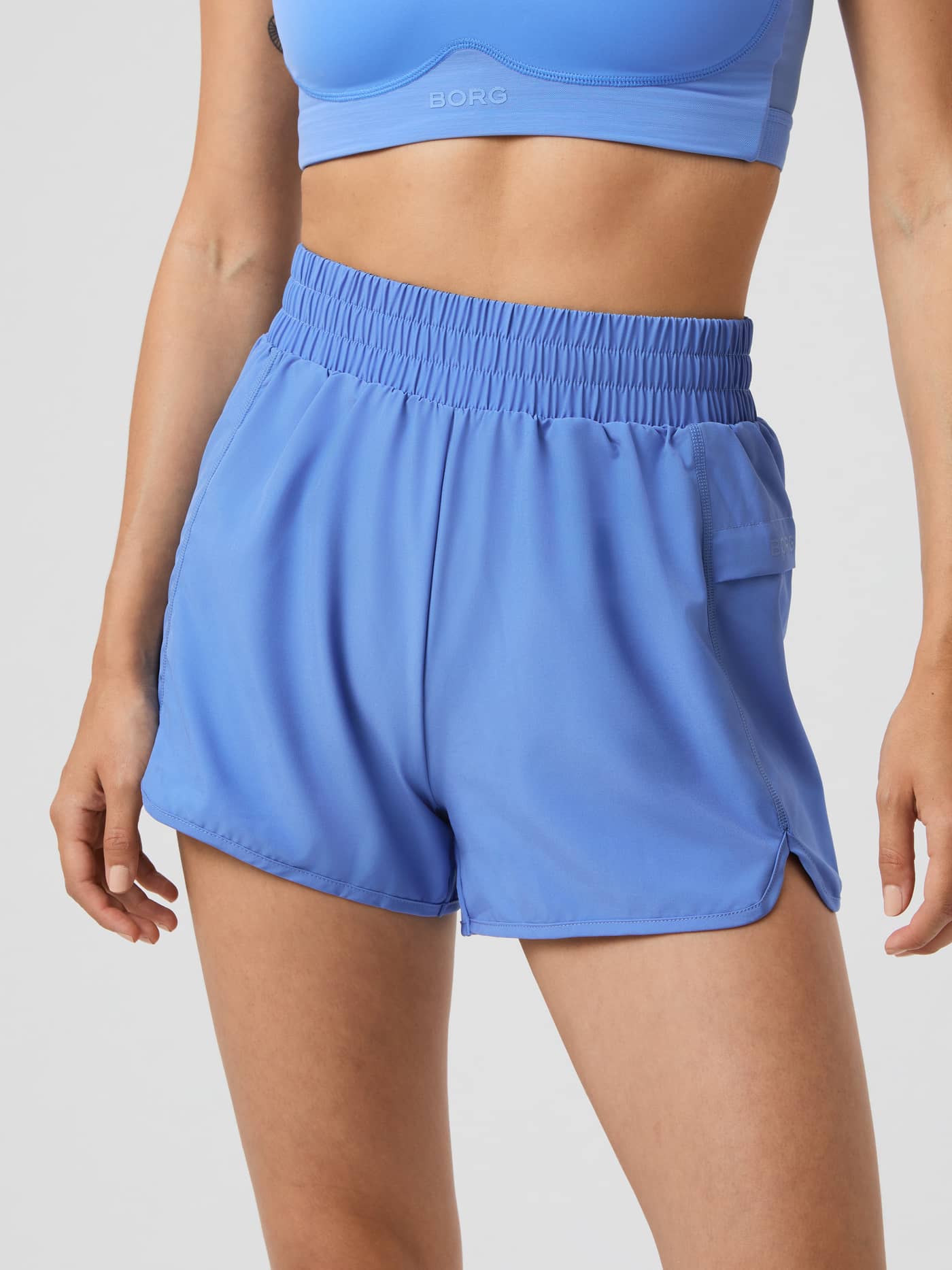 Modell framifrån i Borg Loose Shorts i Ultramarine (Blå) med lös passform och retroslitsar för träning. - Image 1