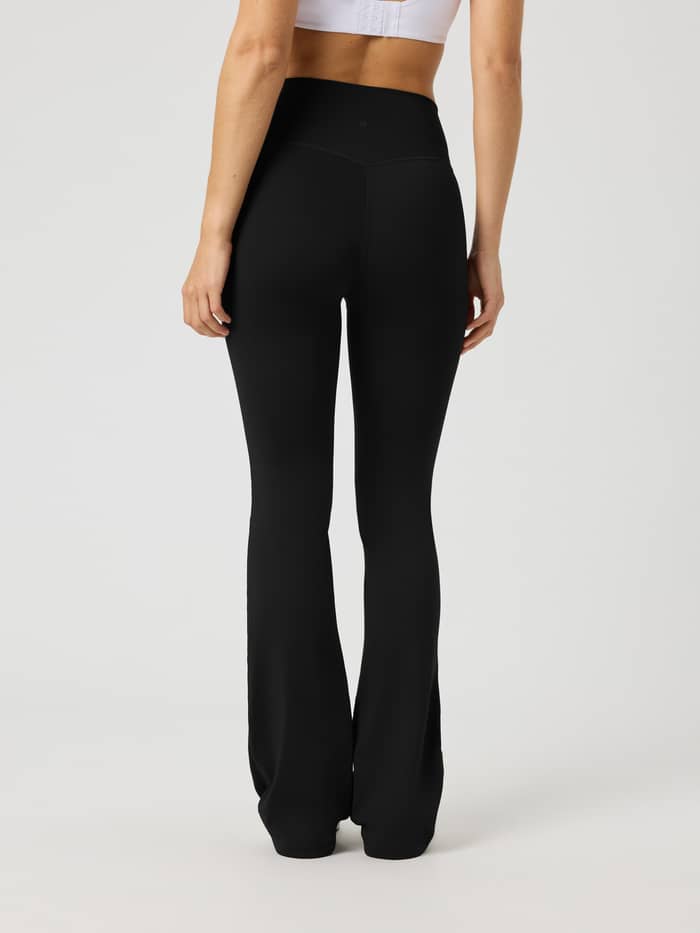 Rückansicht der Borg Flare Tights Tall in Black Beauty (Schwarz) mit schmalem Fit und ausgestellten Beinen fürs Training. - Image 2