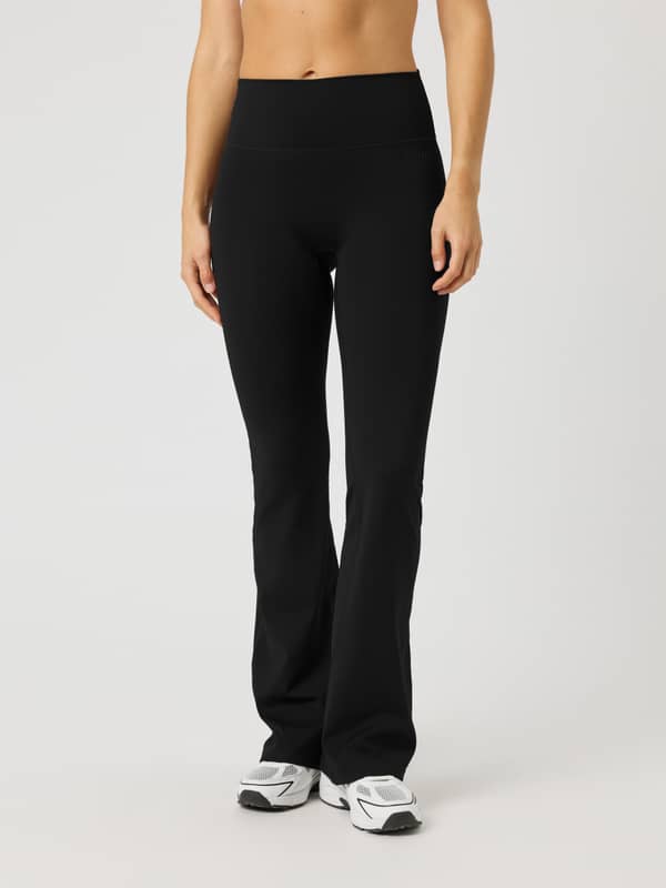 Borg Flare Tights Tall i Black Beauty (Svart) med slim fit för dam sedda framifrån, perfekt för träning.