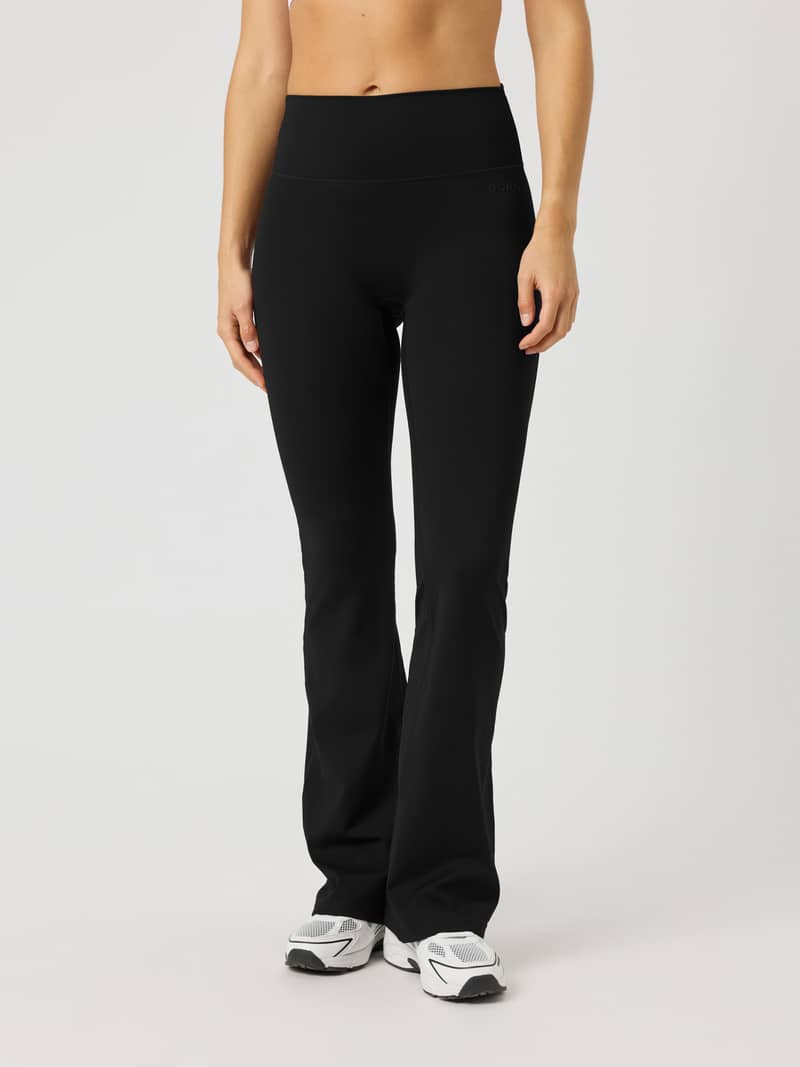 Front view of a woman wearing the slim-fit Björn Borg Flare Tights Tall in Black Beauty (Black) for training.