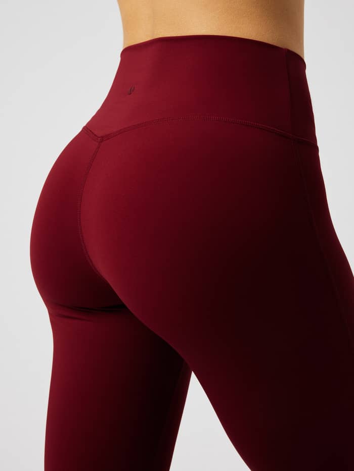 Achterkant van de Borg Flare Tights Tall in Cabernet (rood) met een hoge tailleband en een kleine logoprint.