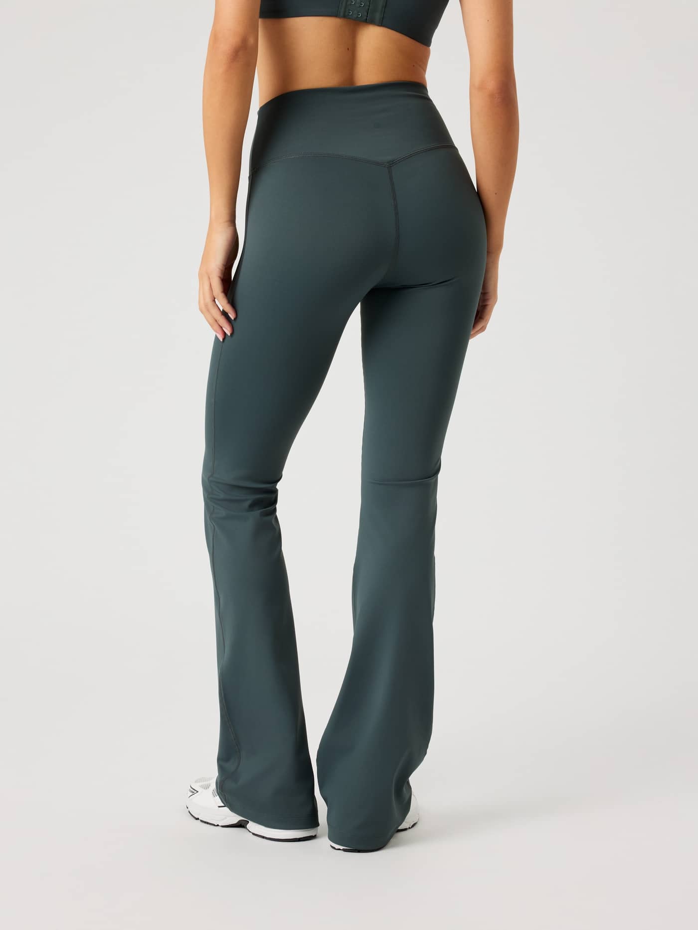 Back view of the Borg Flare Tights Tall in Urban Chic (Green), featuring a flared leg and slim fit for training. - Image 2