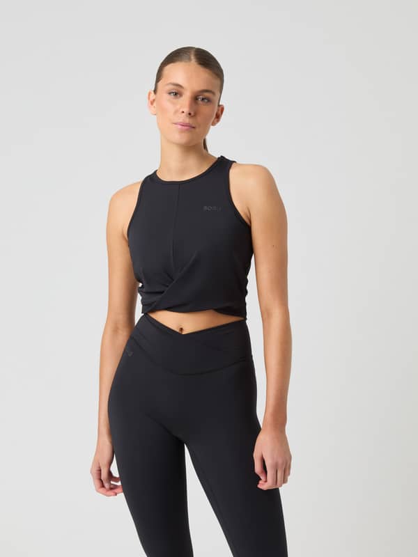 Studio Cross Tank Top i Black Beauty (Svart) för dam sedd framifrån med vriden front för träning.