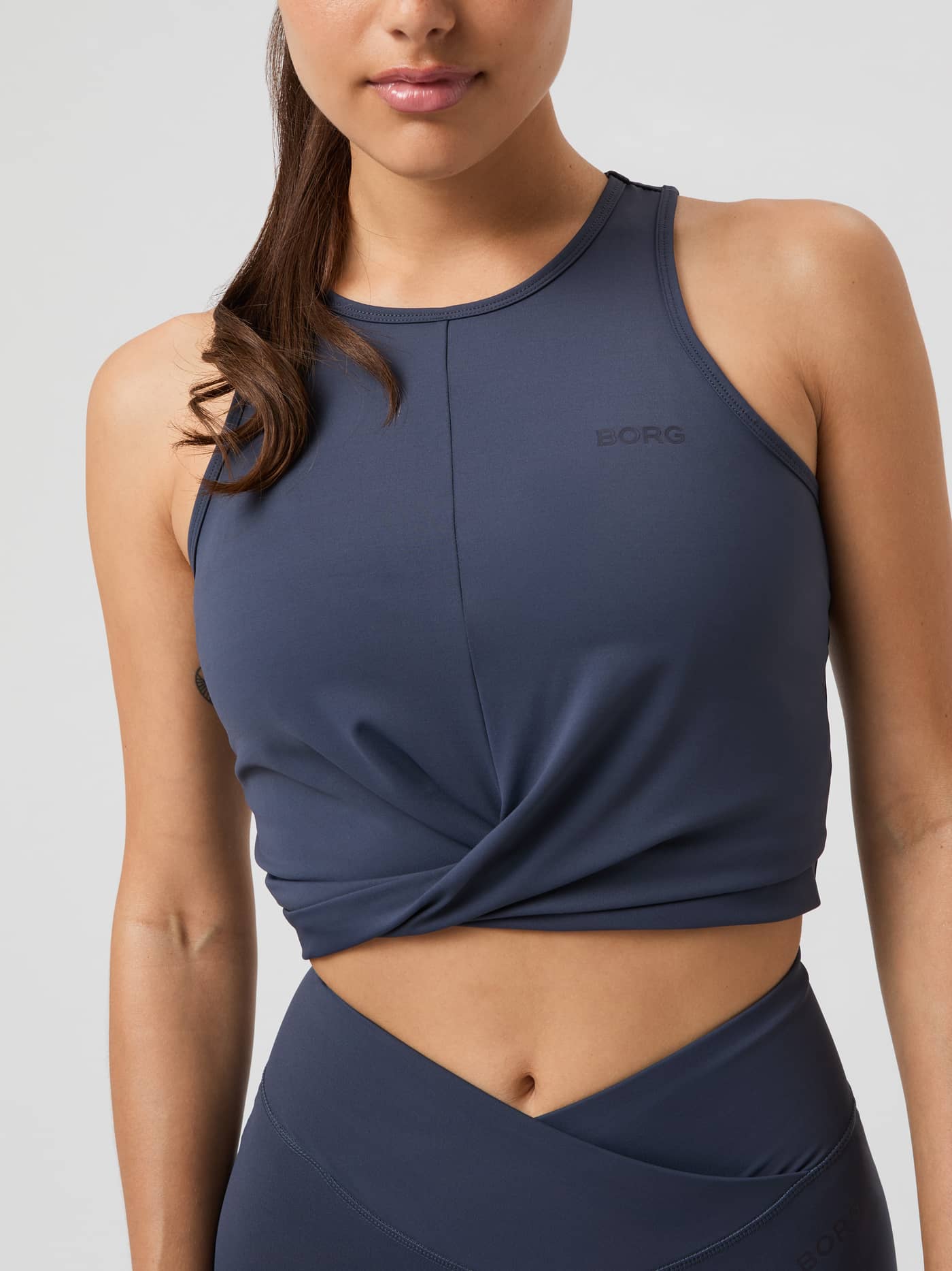 Studio Cross Tank Top i Odyssey Gray (Grå) til trening med tvistet design og mørk BORG-logo, nærbilde sett forfra. - Image 4
