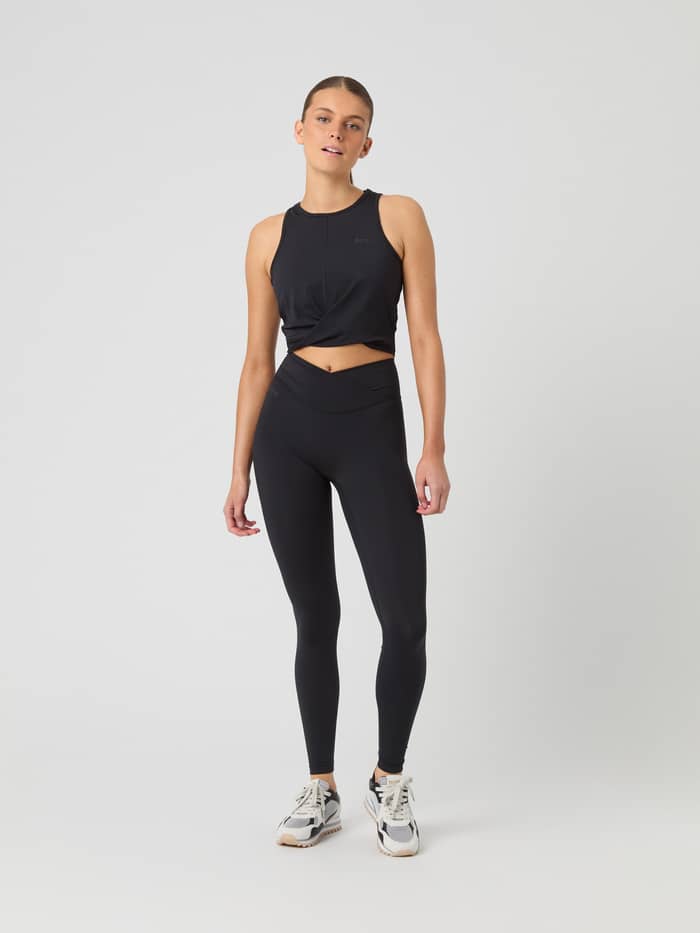 Vue de face du Studio Cross Tank Top en Black Beauty (Noir) avec motif torsadé sur le devant pour l’entraînement. - Image 3