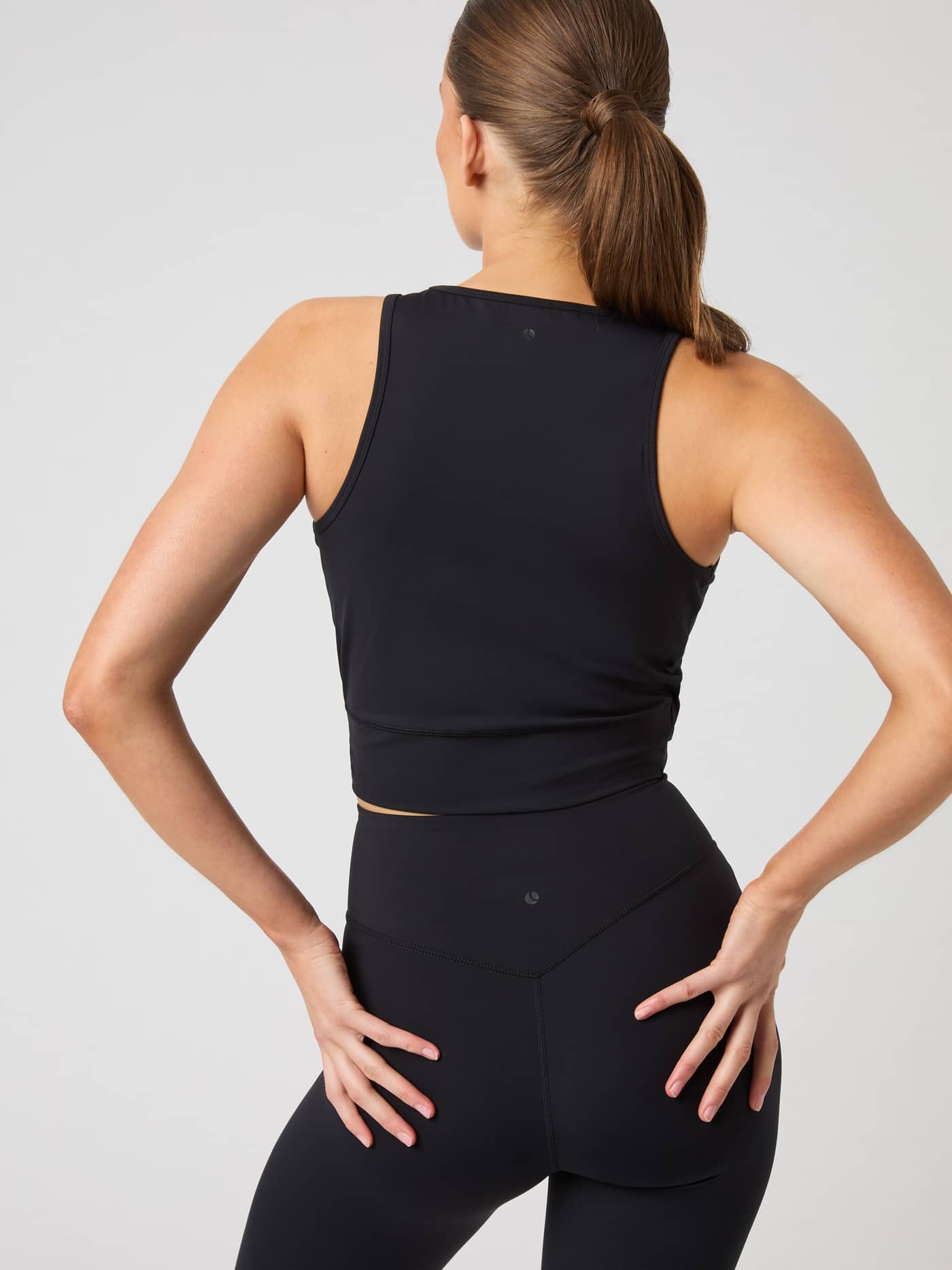 Studio Cross Tank Top i Black Beauty (Sort) set bagfra, designet til stilfuld træning og optimal pasform. - Image 2