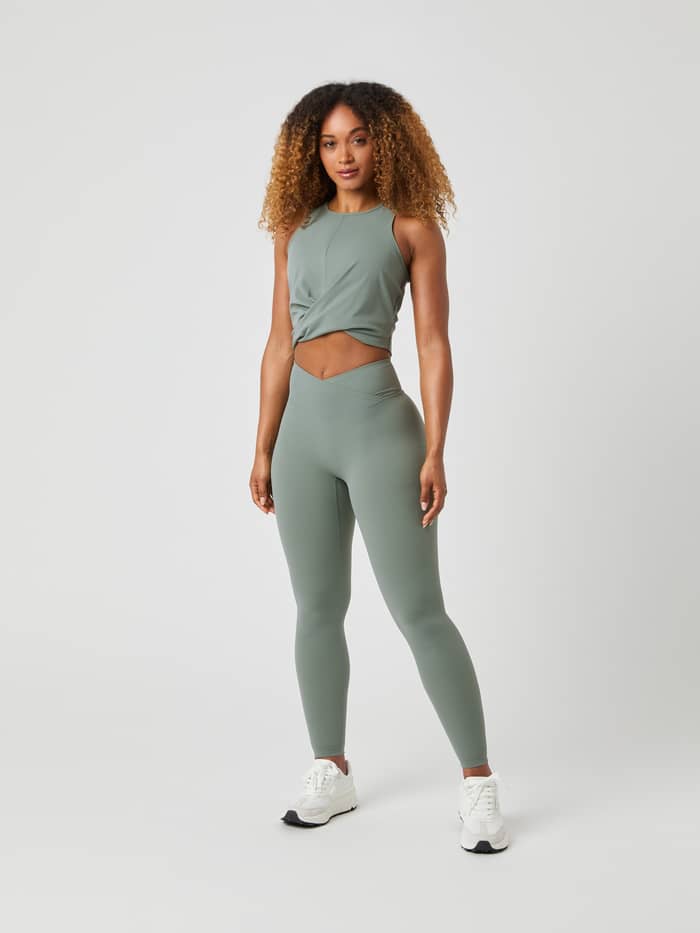 Vue de face d'une femme portant le Studio Cross Tank Top en Agave Green (Vert) extensible pour l'entraînement. - Image 3