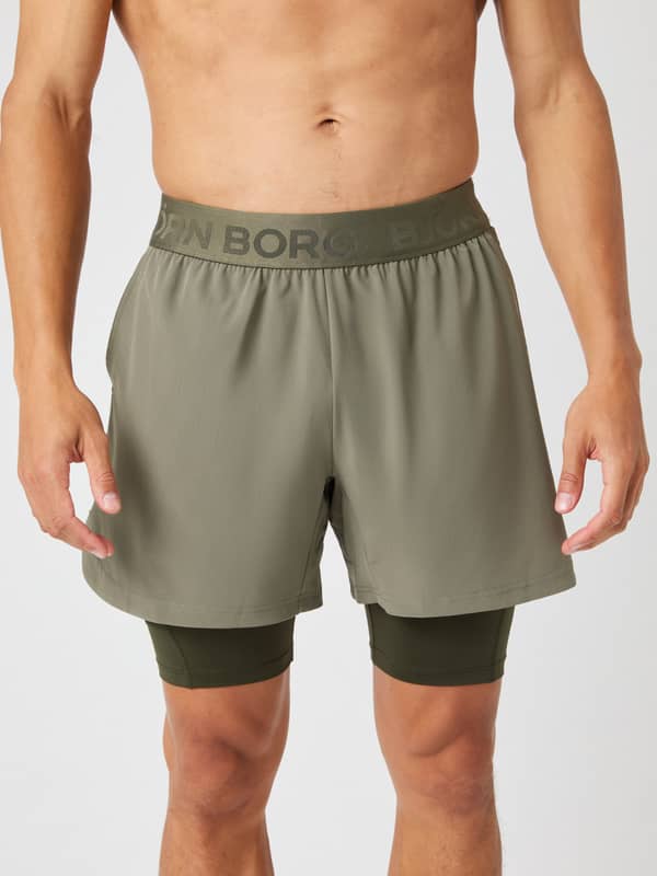 Borg 2 In 1 Shorts i Dusty Olive (Grön) sedda framifrån för träning med en funktionell ton-i-ton-logotyp i midjan.