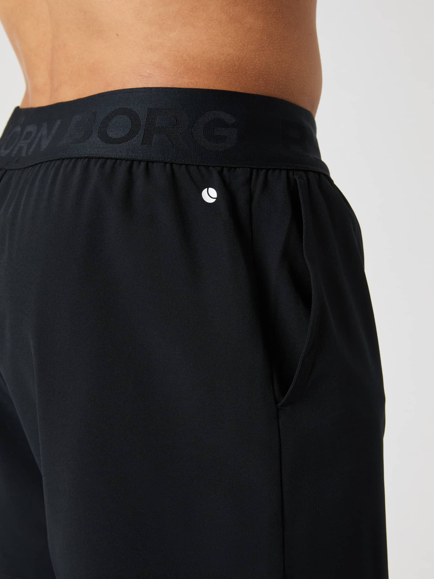 Seitenansicht der Borg 2 In 1 Shorts für das Training in Black Beauty (Schwarz) mit gebrandetem Bund und weißem Logo. - Image 6