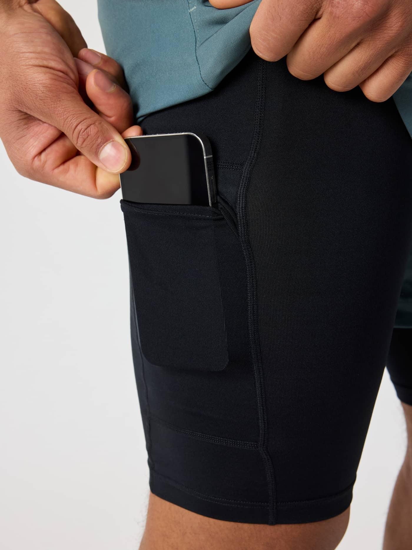 Gros plan sur la poche téléphone du Borg 2 In 1 Shorts en Balsam Green (Vert), alliant style et fonction d'entraînement. - Image 5