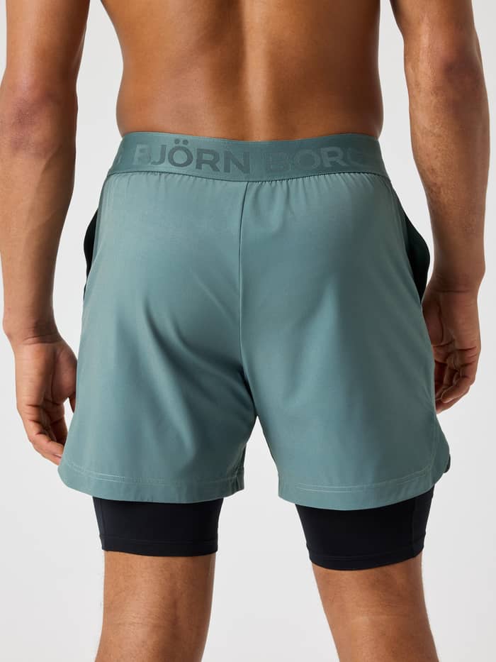 Achteraanzicht van een man in de Borg 2 In 1 Shorts in Balsam Green (Groen) voor training en tennis met logo-tailleband. - Image 2