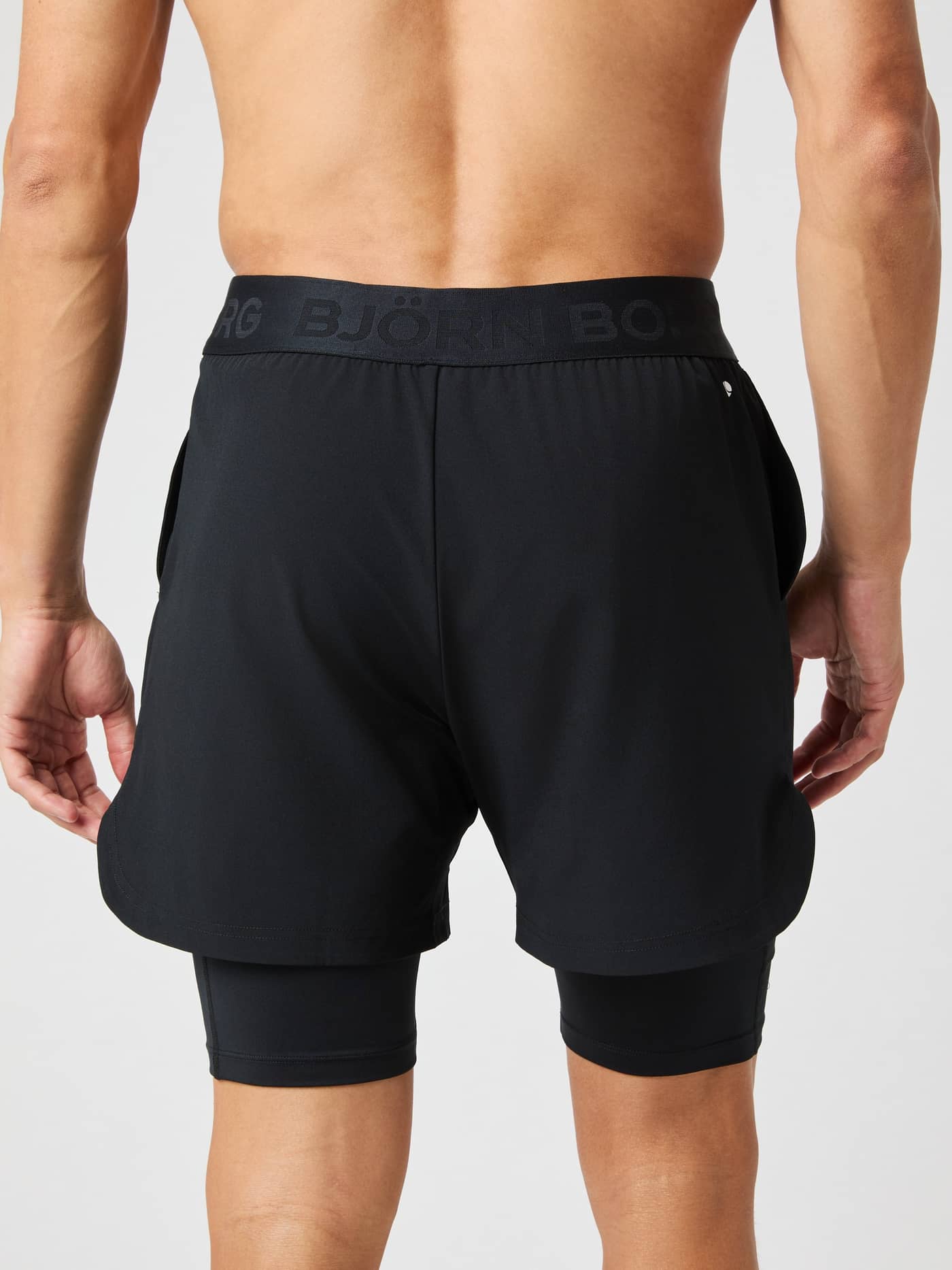 Rückansicht eines Mannes in der Borg 2 In 1 Shorts in Black Beauty (Schwarz) für das Training mit tonalem Logo. - Image 2
