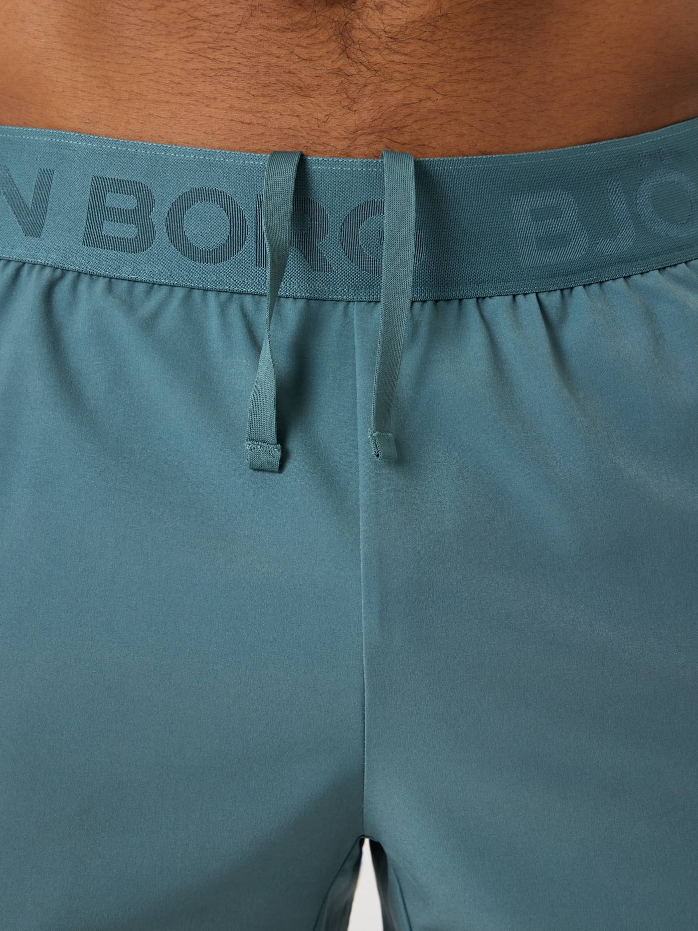 Gros plan sur le cordon et la taille logotypée du Borg 2 In 1 Shorts en Balsam Green (Vert) pour l'entraînement. - Image 6