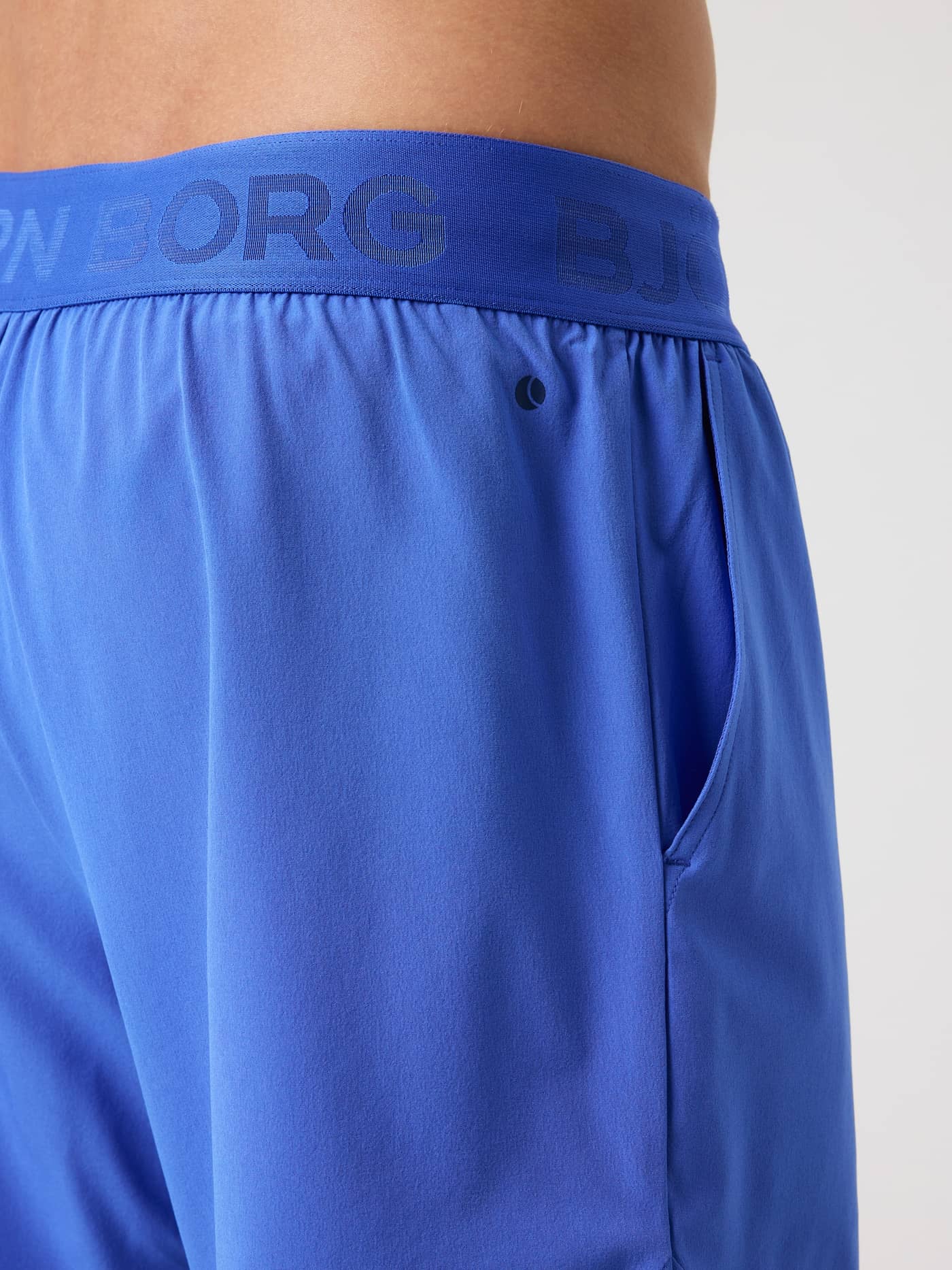Vista lateral de los Borg 2 In 1 Shorts de entrenamiento en Amparo Blue (Azul) con cintura de marca y logo de tenis. - Image 3