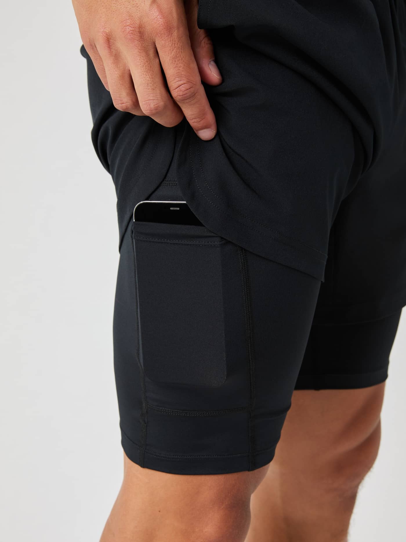 Nahaufnahme der funktionalen Handytasche der Borg 2 In 1 Shorts in Black Beauty (Schwarz) für Performance beim Training. - Image 5