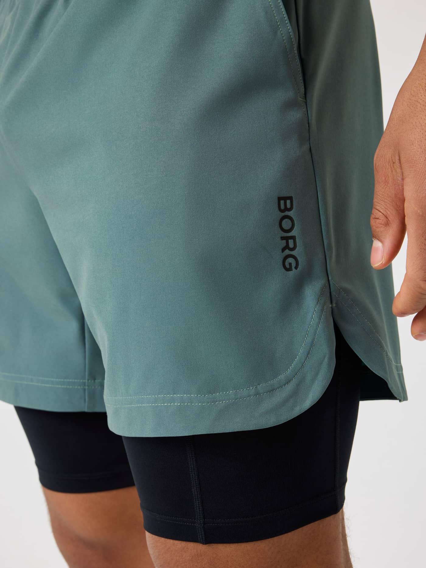 Gros plan du Borg 2 In 1 Shorts en Balsam Green (Vert) pour l'entraînement avec logo noir et short intérieur. - Image 4