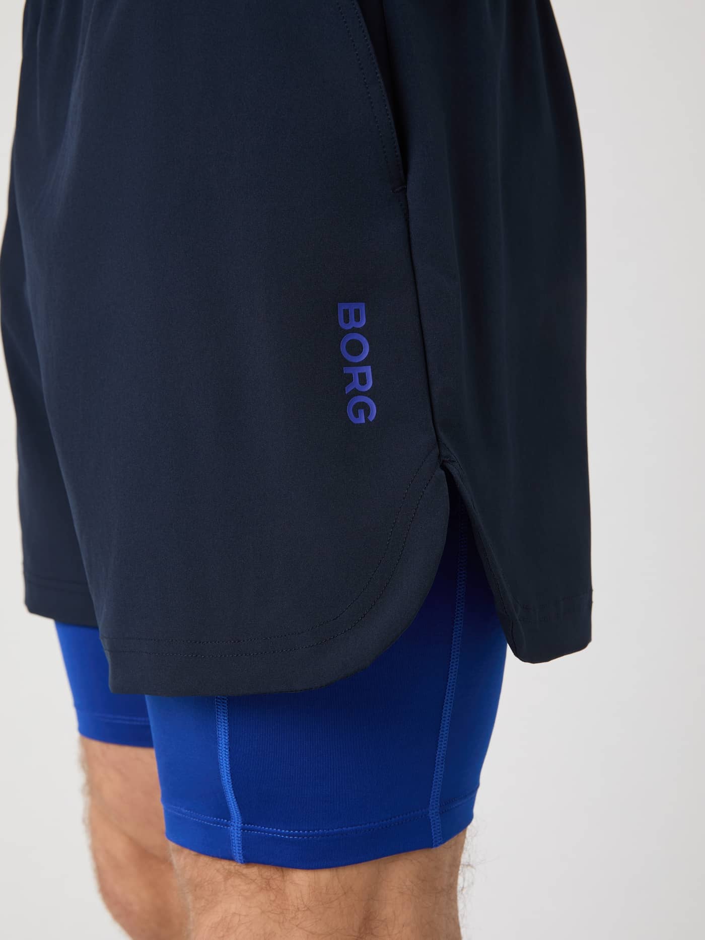 Close-up van de Borg 2 In 1 Shorts in Night sky (Marineblauw) met blauwe binnenshort en een blauw BORG-logo voor training. - Image 5