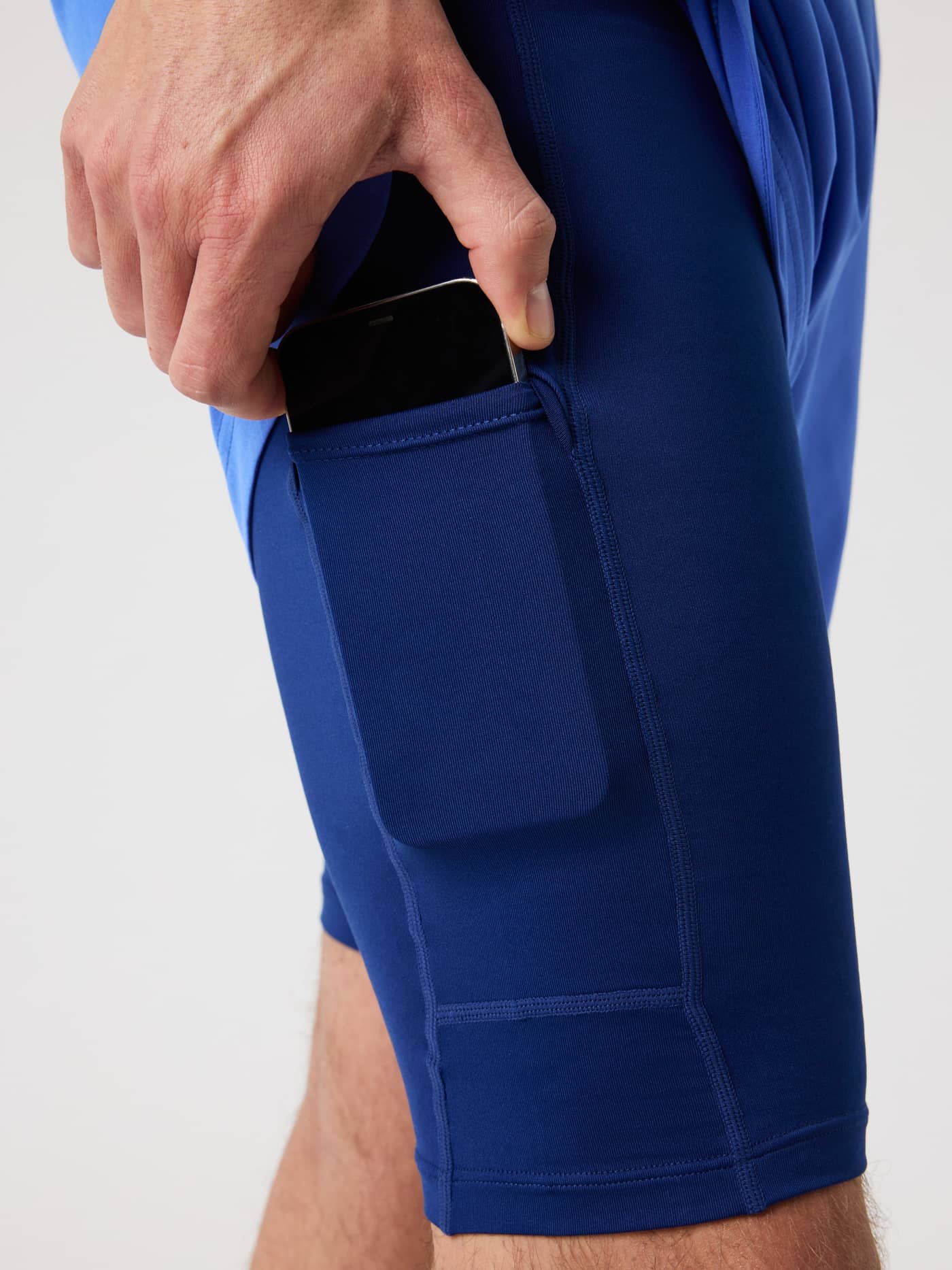 Práctico bolsillo para móvil en el pantalón interior de los Borg 2 In 1 Shorts en Amparo Blue (Azul) para entrenamiento. - Image 5
