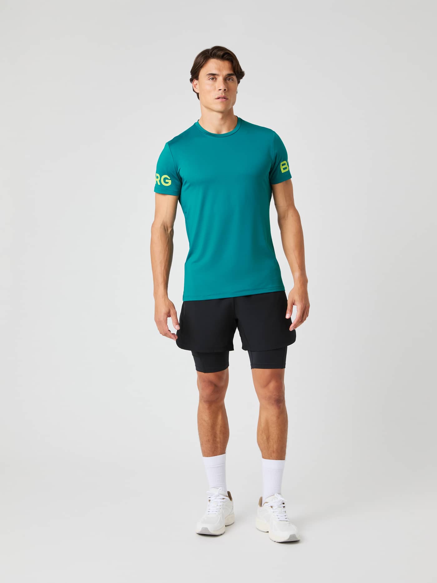 Vorderansicht eines Mannes in den Borg 2 In 1 Shorts in Black Beauty (Schwarz) für das Training. - Image 3