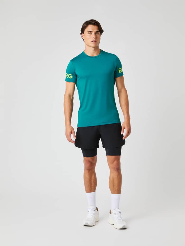 Vorderansicht eines Mannes in den Borg 2 In 1 Shorts in Black Beauty (Schwarz) für das Training. - Image 3