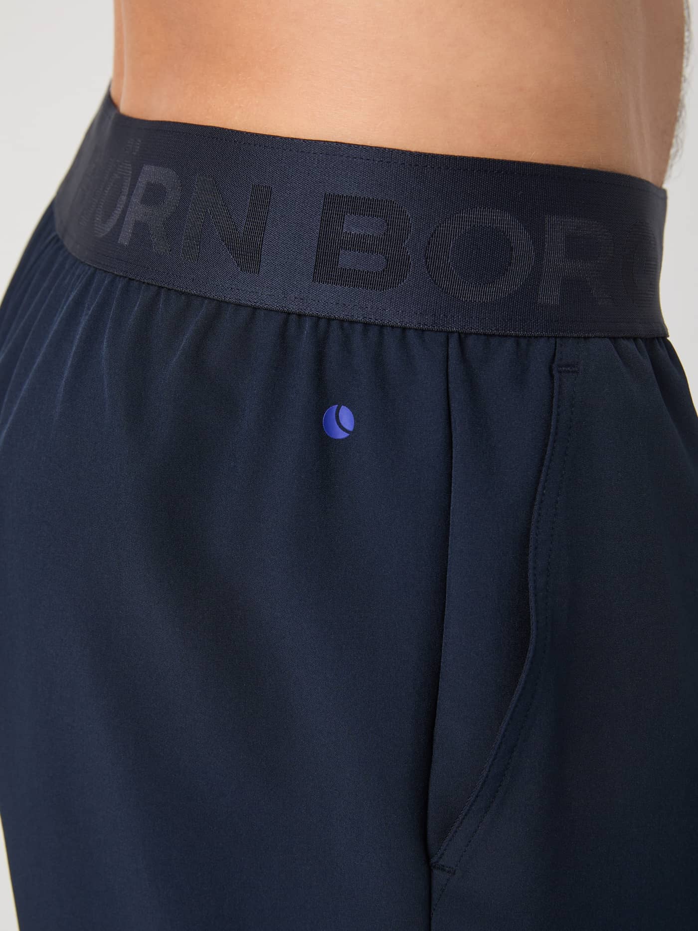 Borg 2 In 1 Shorts in Night sky (Marineblauw) met detail van de tonale tailleband en blauw trainingslogo. - Image 6