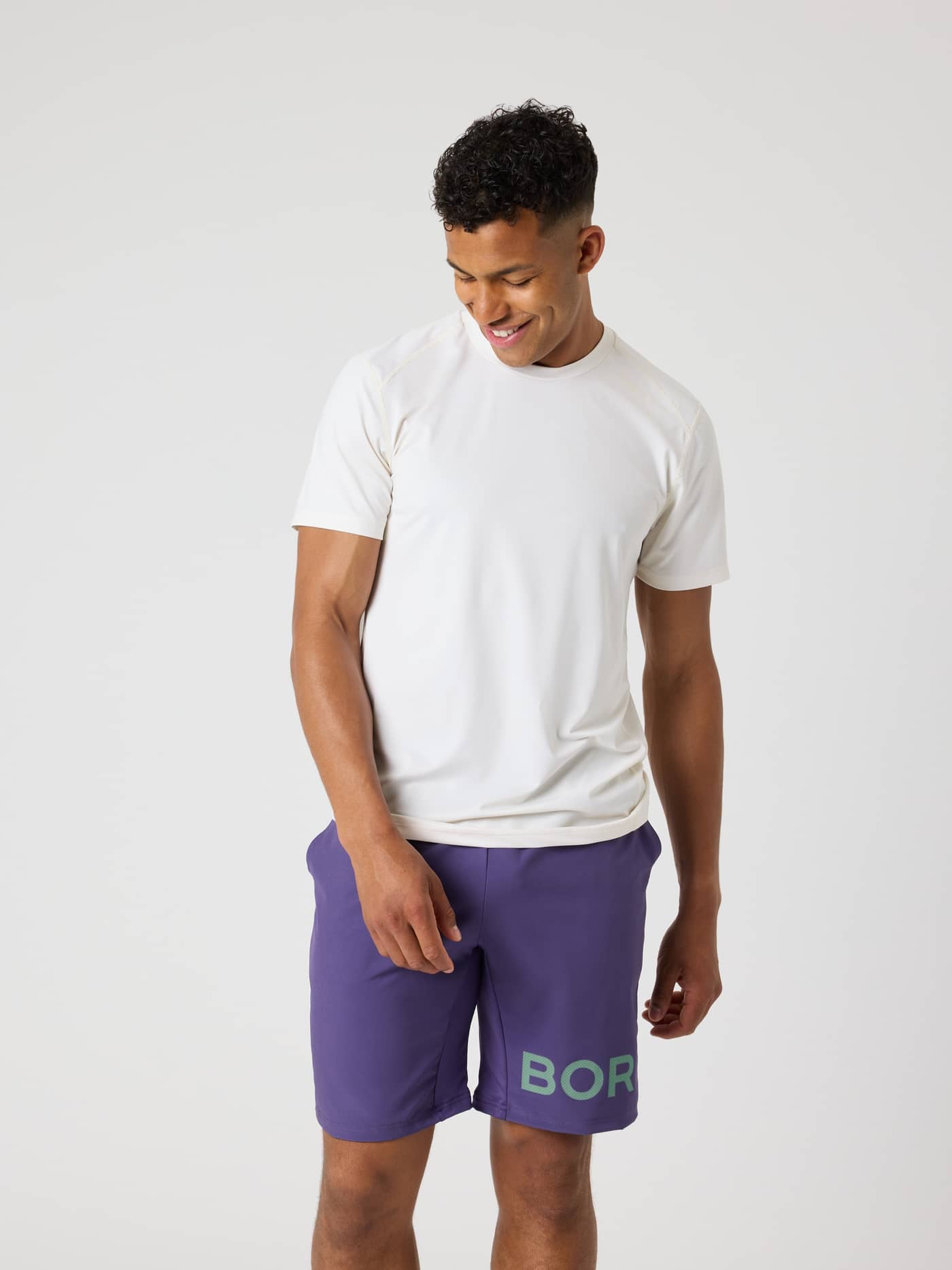 Vue de face d'un homme portant le Borg Athletic T-Shirt en Tofu (Blanc), idéal pour l'entraînement intensif. - Image 1