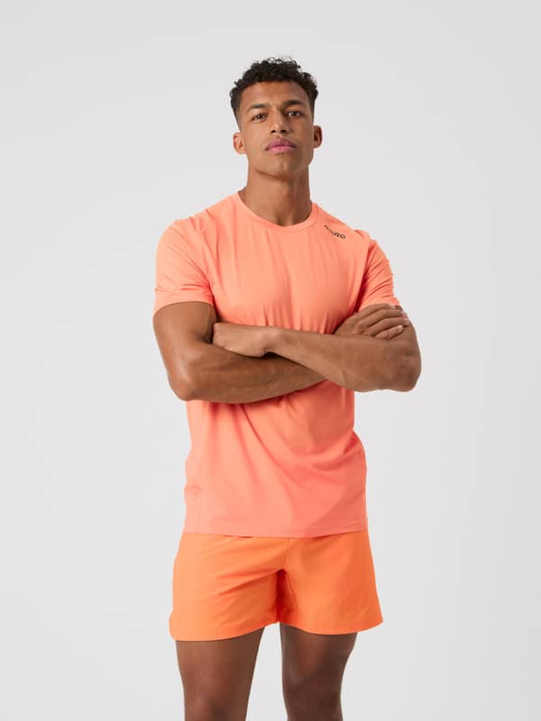 Modell framifrån i Borg Athletic T-Shirt i Papaya (Orange) för herrar, perfekt för funktionell träning.