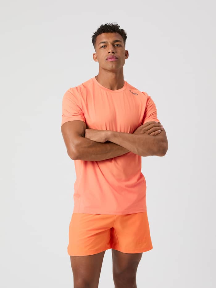 Borg Athletic T-Shirt i Papaya (Orange) set forfra i et åndbart, fugttransporterende materiale til træning.