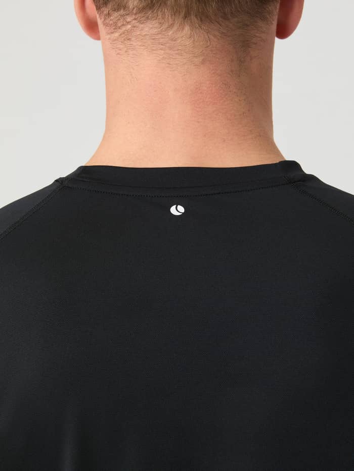 Close-up van de nek van het Borg Athletic T-Shirt in Black Beauty (Zwart) met wit tennisballogo voor training. - Image 5