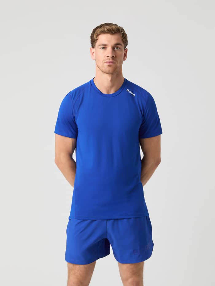 Borg Athletic T-Shirt i Surf The Web (Blå) set forfra med et hvidt logo og matchende shorts til træning.