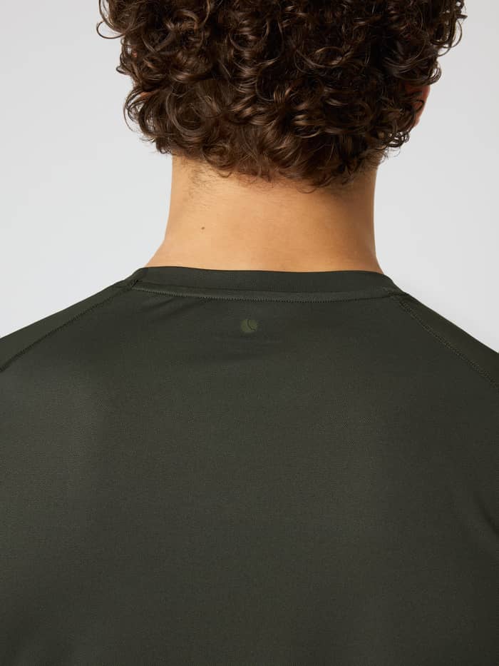 Rückansicht des Borg Athletic T-Shirt in Rosin (Grün) mit tonalem Tennisball-Print für das Training. - Image 5