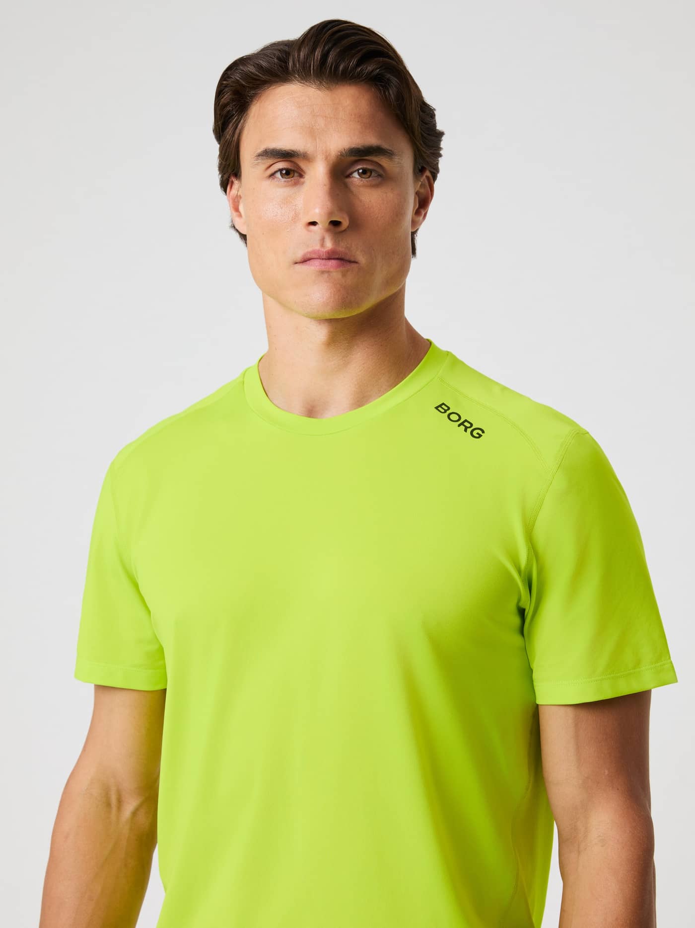 Borg Athletic T-Shirt i Acid Lime (Grøn) på en mandlig model i et nærbillede til funktionel træning. - Image 4