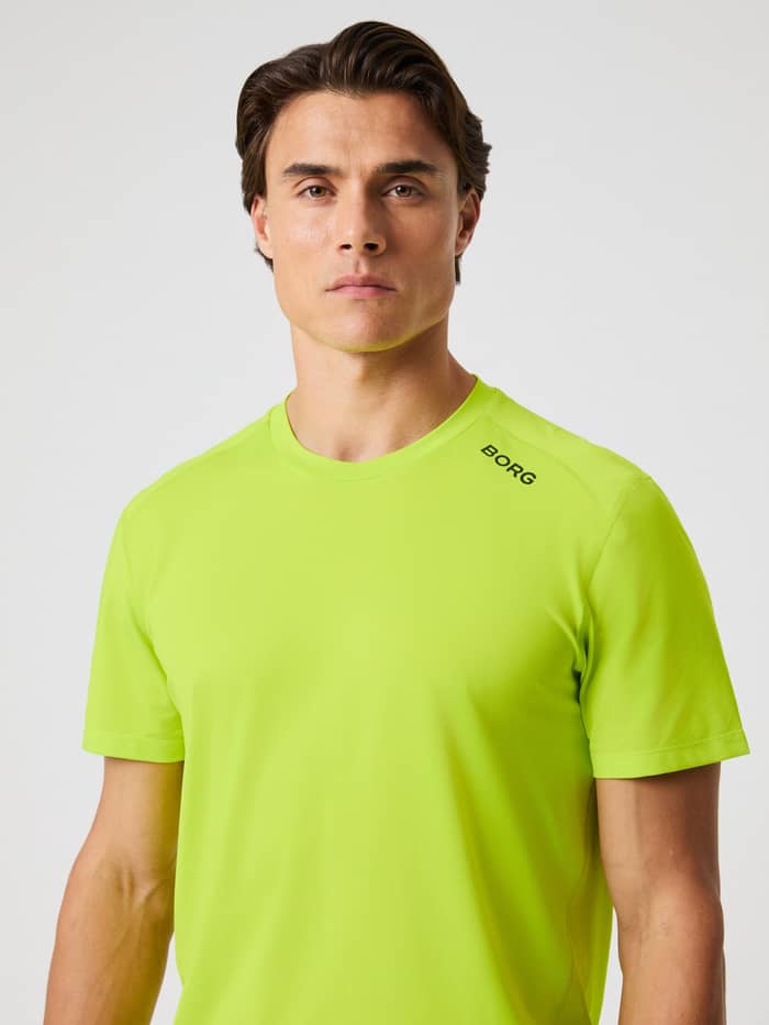 Borg Athletic T-Shirt i Acid Lime (Grøn) på en mandlig model i et nærbillede til funktionel træning. - Image 4