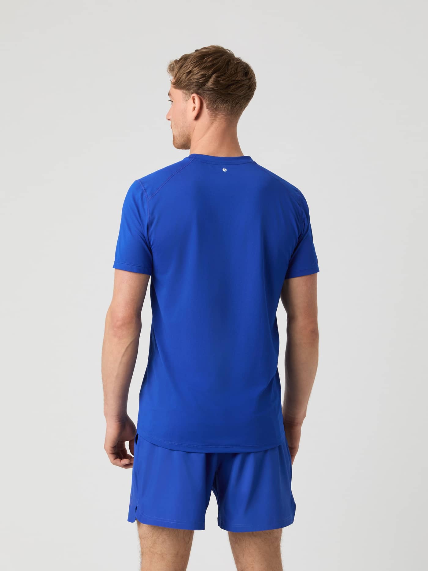 Borg Athletic T-Shirt i Surf The Web (Blå) set bagfra i et let og åndbart stof med hvidt logo til træning. - Image 2