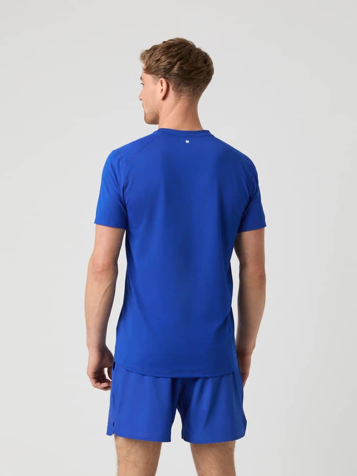 Borg Athletic T-Shirt i Surf The Web (Blå) set bagfra i et let og åndbart stof med hvidt logo til træning.